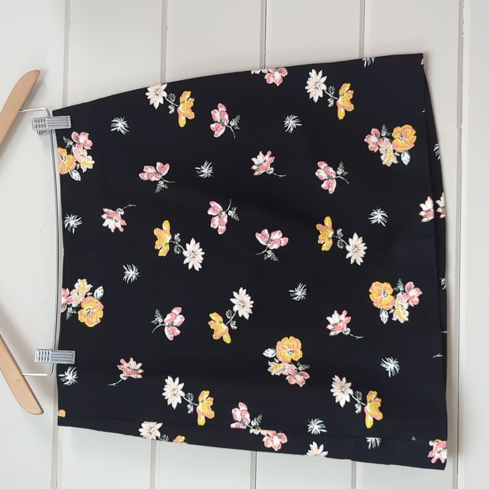 NWT, Mini flower skirt, size 8